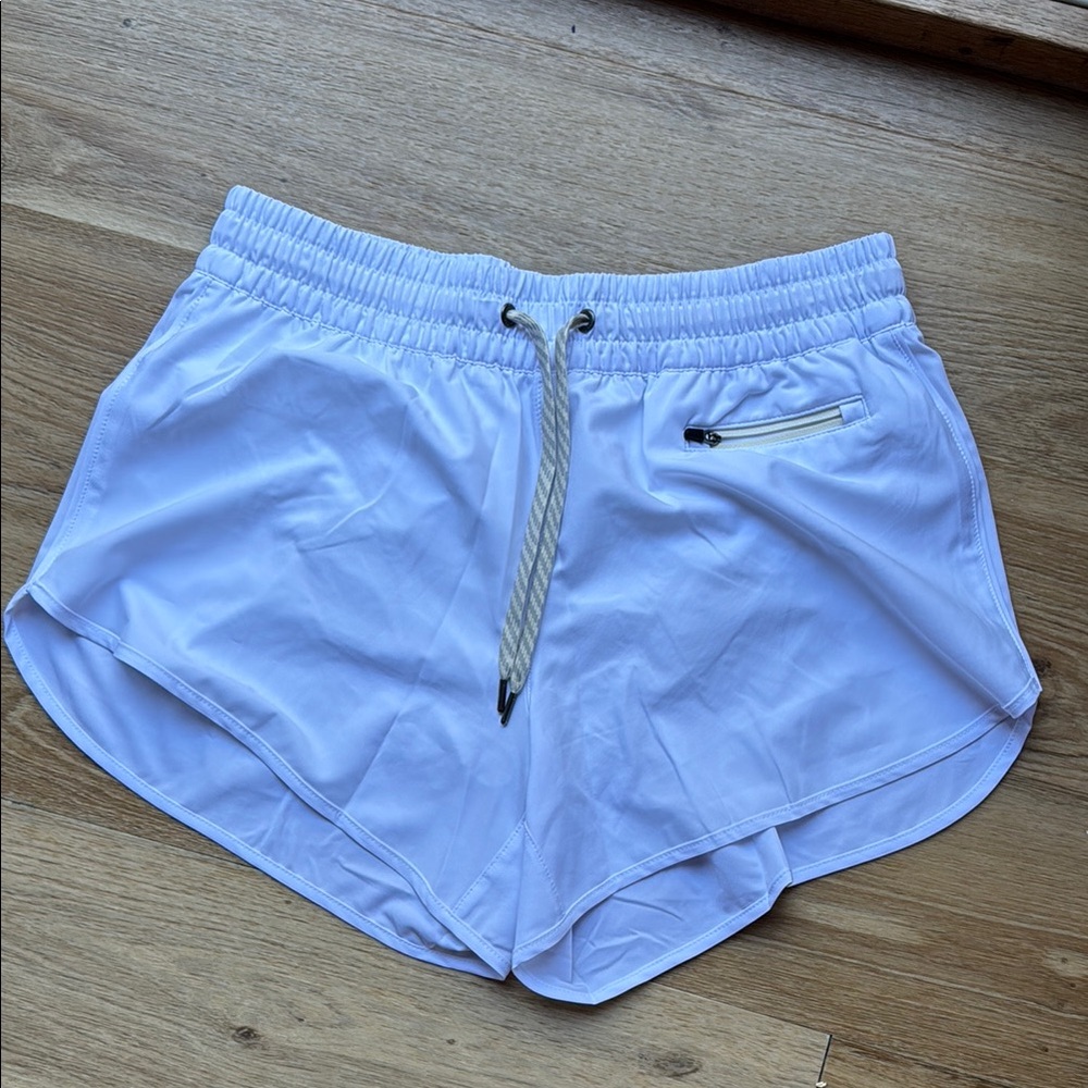Vuori White Athletic Shorts Lightweight Elastic Waist 2 inch inseam